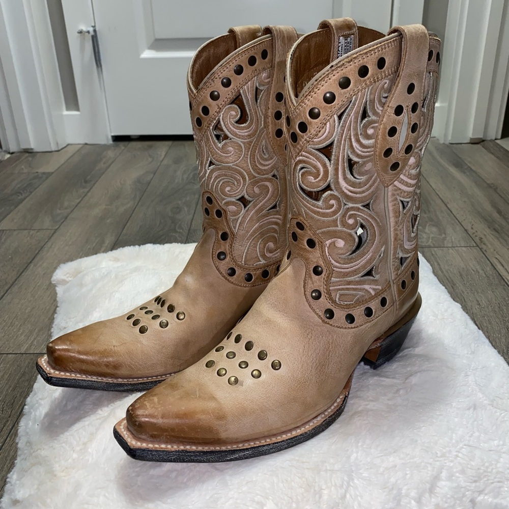 SOLD 🛑 Ariat Oak Tan Barrel Paloma Leather
Cowboy Boot - Size: 8.5 B